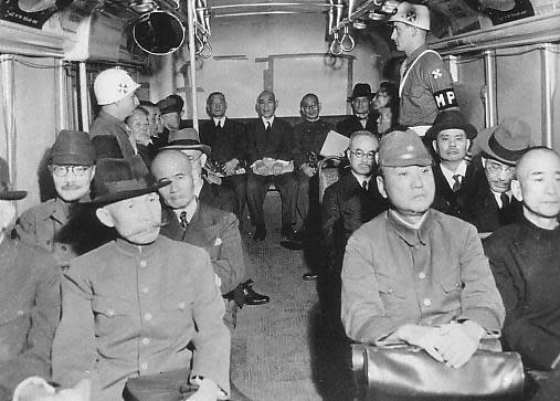 1946年遠東國際軍事法庭審判日本帝國戰犯，圖為警備車中的甲級戰犯/維基