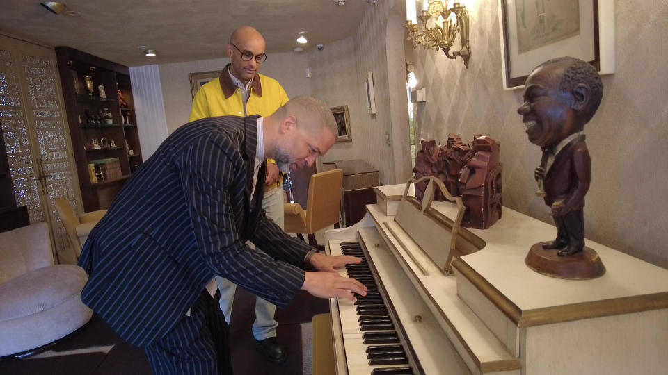 Jazz pianist Jason Moran, with correspondent Kelefa Sanneh, at the Louis Armstrong House Museum in Queens, N.Y. / Credit: CBS News