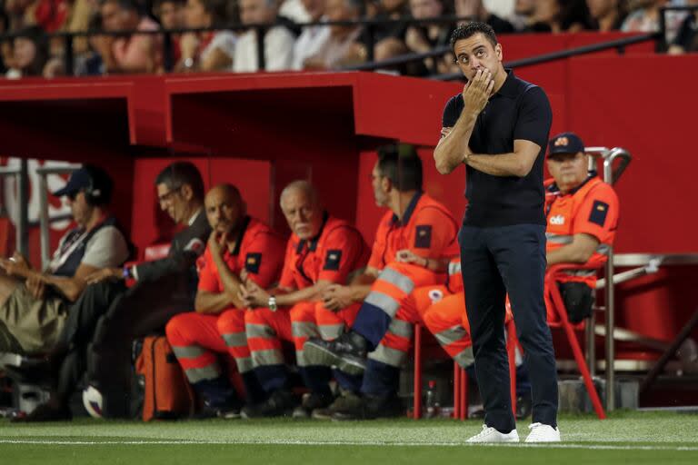 Xavi y un momento de reflexión, durante su último partido como DT de Barcelona, que venció 2 a 1 a Sevilla