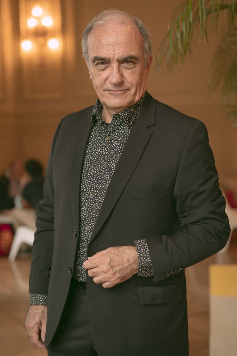 El actor catalán Francesc Orella, conocido por dar vida al personaje principal en la serie Merlí, encarna al doctor Pedro Ara en la serie basada en el libro de Tomás Eloy Martínez