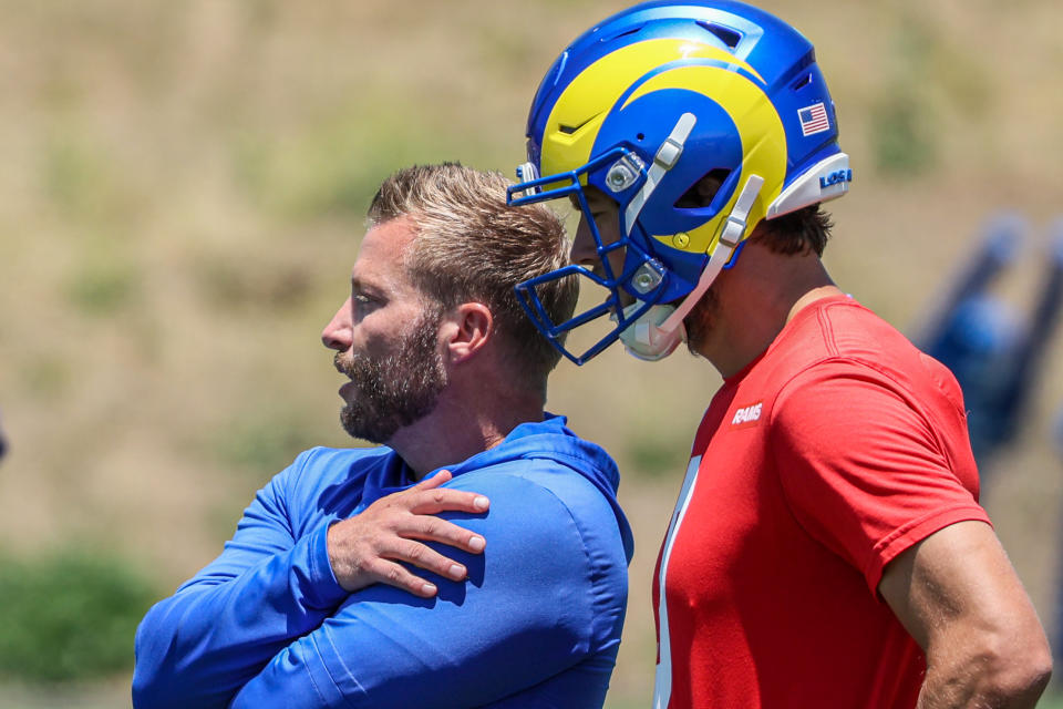 Sean McVay (links), Matthew Stafford en de Rams vermeden een rommelige situatie door zijn contractwijzigingen vóór het trainingskamp af te ronden.  (Robert Gauthier/Los Angeles Times via Getty Images)