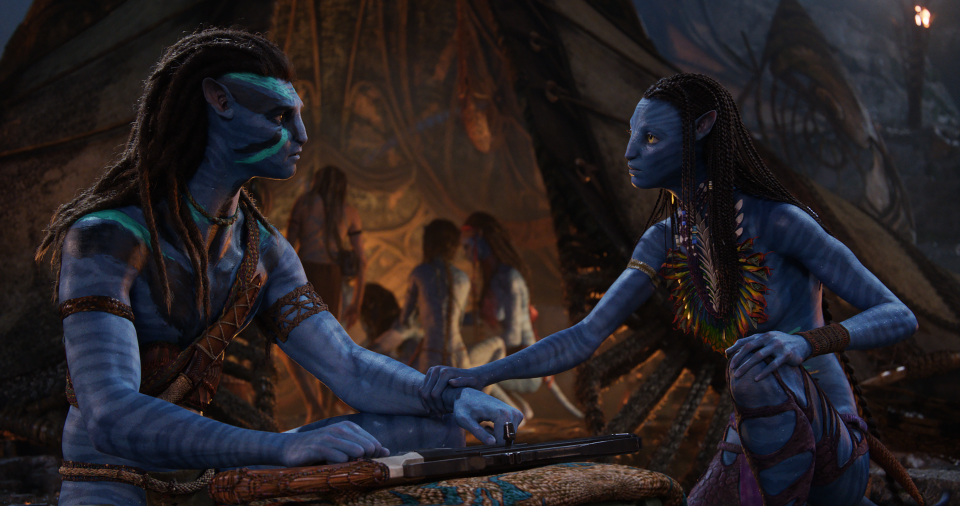 (L-R): Jake Sully (Sam Worthington) and Neytiri (Zoe Saldana) in 20th Century Studios' AVATAR: THE WAY OF WATER. (Photo courtesy of 20th Century Studios.)