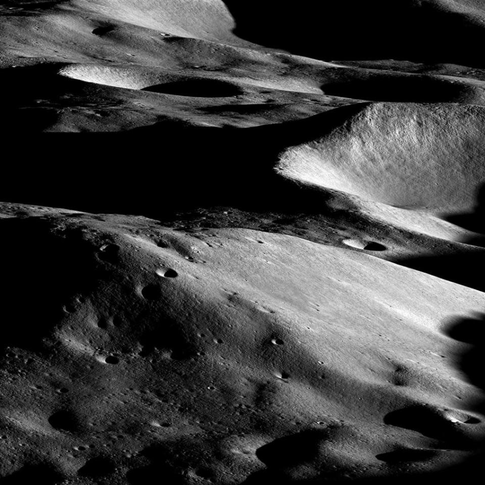 El Lunar Reconnaissance Orbiter de la NASA captó esta vista del macizo de Malapert el 3 de marzo de 2023. La montaña lunar es un posible lugar de aterrizaje para Artemis III, una misión de la NASA que podría lanzarse en 2026 y llevar astronautas a la Luna por primera vez en décadas. Crédito: NASA/GSFC/Universidad Estatal de Arizona