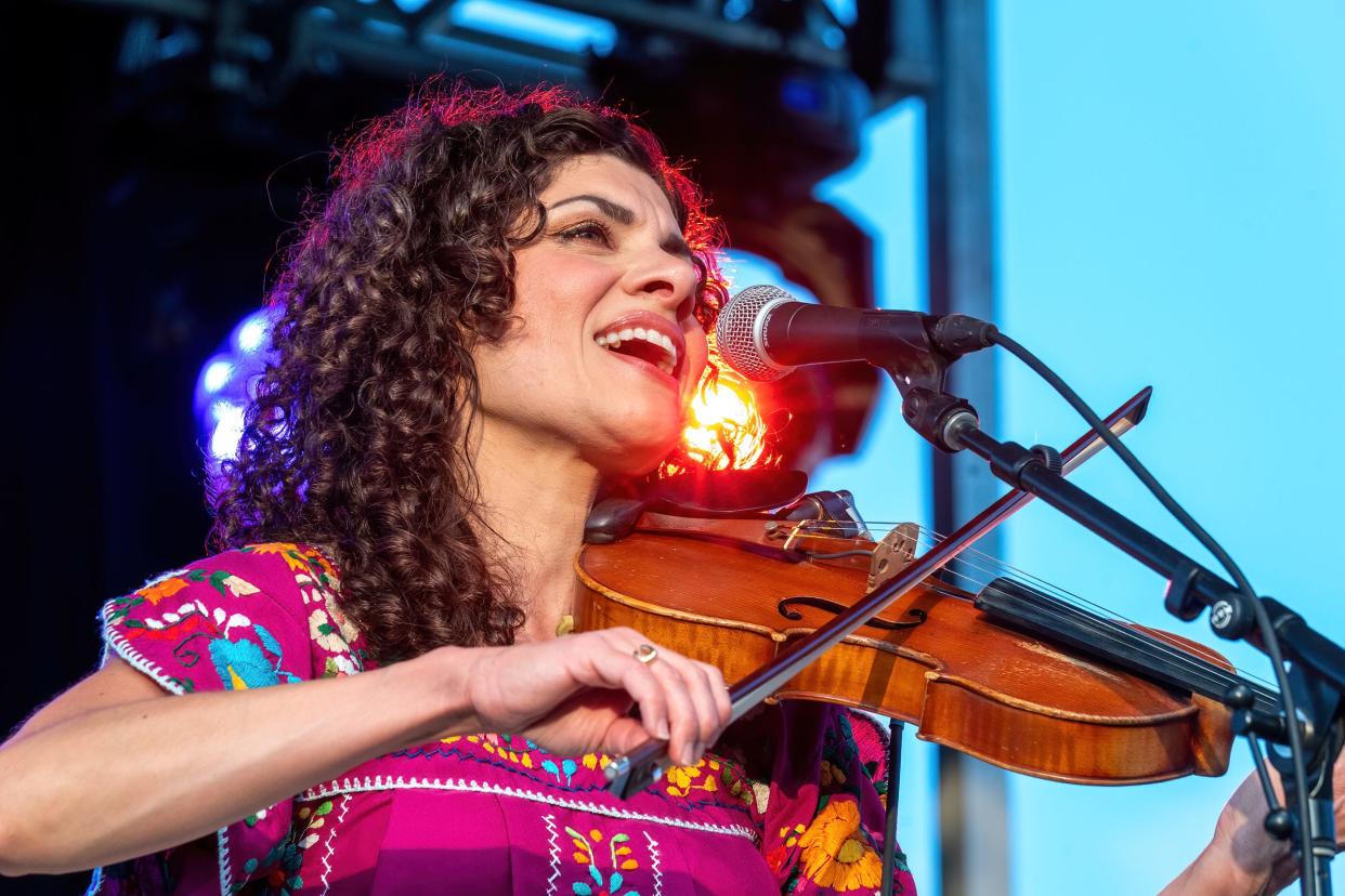Carrie Rodriguez hosts a special Navidad Edition of her Laboratorio series with Lesly Reynaga at the State Theatre on Dec. 10.