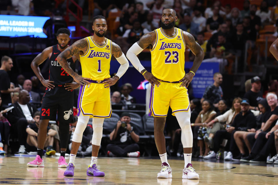 D'Angelo Russell（圖左）與LeBron James都在湖人新賽季先發規劃中。（Photo by Megan Briggs/Getty Images）