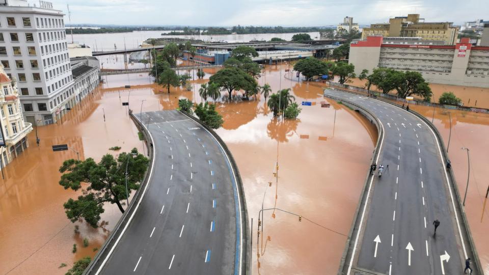 2023年5月5日，巴西南大河州首府阿雷格里港，民眾疏散後的市中心空拍照。美聯社