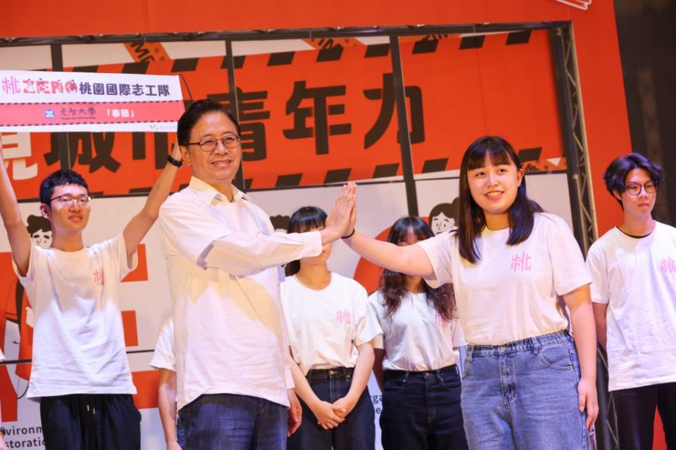 桃園青年志工隊前往六國投入偏鄉服務，張市長期許愛心跨越國界及族群。（新聞處提供）