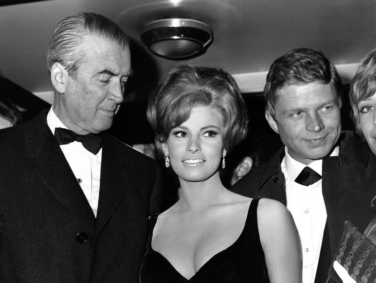 James Stewart, junto a Krüger y la actriz Raquel Welch en el estreno mundial de la película El vuelo del fénix, en el Teatro Carlton, en Londres, el 20 de enero de 1966