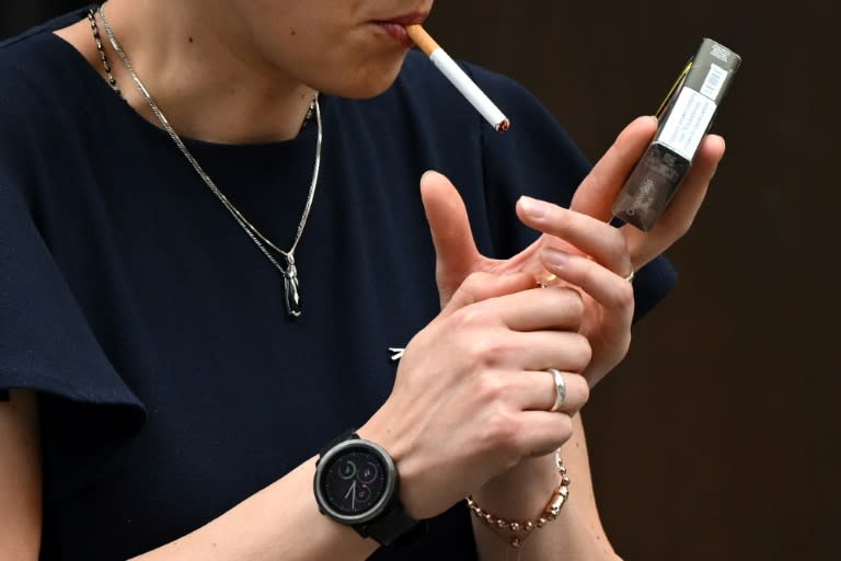 Una fumadora enciende un cigarrillo en Londres el 9 de junio de 2022 (Justin Tallis)