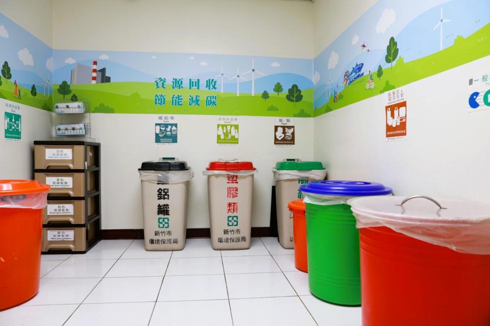 辦公區域廢棄物實施垃圾分類及資源回收。（圖/環保局提供）