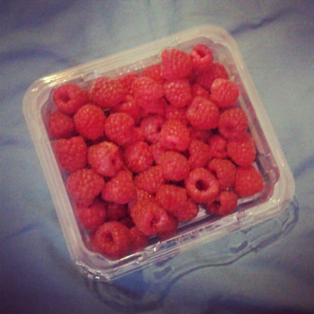 Raspberries contain the antioxidant <a href="http://www.ncbi.nlm.nih.gov/pubmed/20073463 " target="_hplink">quercetin</a> -- which contains anti-inflammatory benefits -- and the phenolic compound ellagic acid, and can help fight heart disease. And even more good news: One cup <a href="http://ndb.nal.usda.gov/ndb/foods/show/2390" target="_hplink">contains</a> only 105 calories and eight grams of fiber. Throw some berries into your morning yogurt for added color, taste, and a healthy dose of antioxidants and fiber.