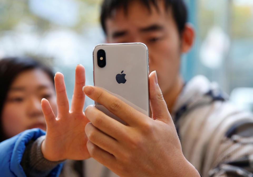 <p>Customers look at Apple’s new iPhone X after it goes on sale at the Apple Store in Tokyo’s Omotesando shopping district, Japan, November 3, 2017.REUTERS/Toru Hanai </p>