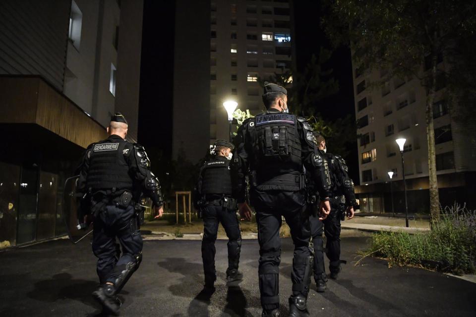 Des policiers en intervention dans la banlieue de Grenoble, le 26 août 2020. (PHOTO D'ILLUSTRATION) - PHILIPPE DESMAZES / AFP