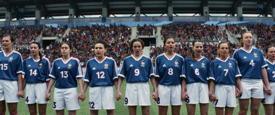 Marinette Pichon interprétée par Garance Millier (numéro 9) lors d’un match avec l’équipe de France féminine.