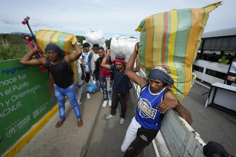 Los venezolanos esperan brevemente en el cruce del Puente Internacional Simón Bolívar de Cúcuta, Colombia, a San Antonio del Táchira, Venezuela, el lunes 26 de septiembre de 2022. (AP Foto/Fernando Vergara)