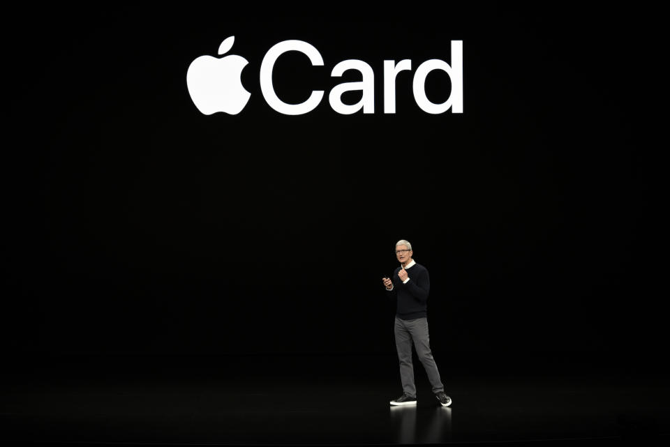 Tim Cook stellt bei einem Apple-Event die neue Kreditkarte vor. (Bild: Getty Images)