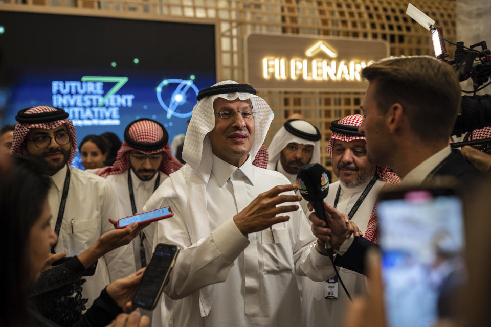 El ministro de Energía de Arabia Saudita, el príncipe Abdulaziz bin Salmán, saluda a los asistentes después de dirigir un discurso en la conferencia Future Investment Initiative, conocida popularmente como "Davos en el desierto", en Riad, Arabia Saudita, el 25 de octubre de 2022. (Tamir Kalifa/The New York Times)