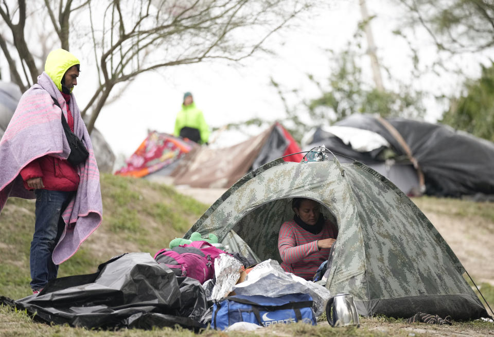 ARCHIVO - Migrantes de Venezuela se preparan para ser reubicados en un albergue para refugiados, el viernes 23 de diciembre de 2022, en Matamoros, México. (AP Foto/Fernando Llano, archivo)