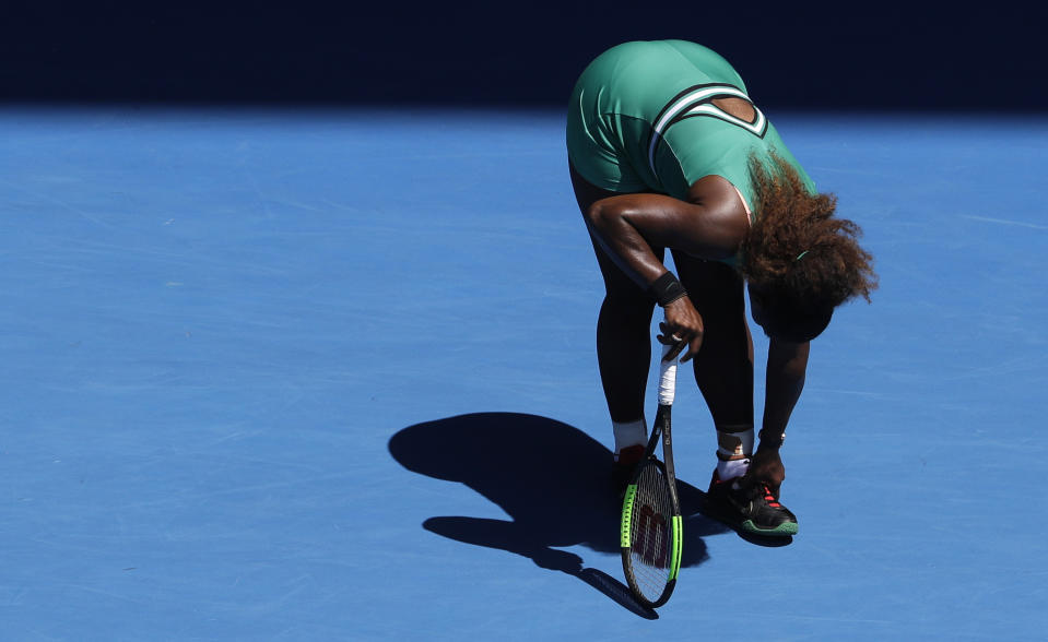 La tenista estadounidense Serena Williams se toca el tobillo durante su partido de cuartos de final del Abierto de Australia contra la checa Karolina Pliskova, en Melbourne, Australia, el 23 de enero de 2019. (AP Foto/Mark Schiefelbein)