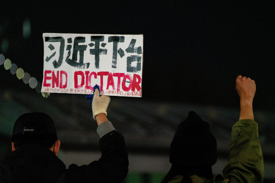 數以百計中國大陸民眾29日聚集在哈佛大學及中國大陸駐紐約和芝加哥領事館附近，聲援中國大陸反對清零政策的「白紙運動」抗爭群眾，高喊要中國國家主席習近平下台。（路透社）