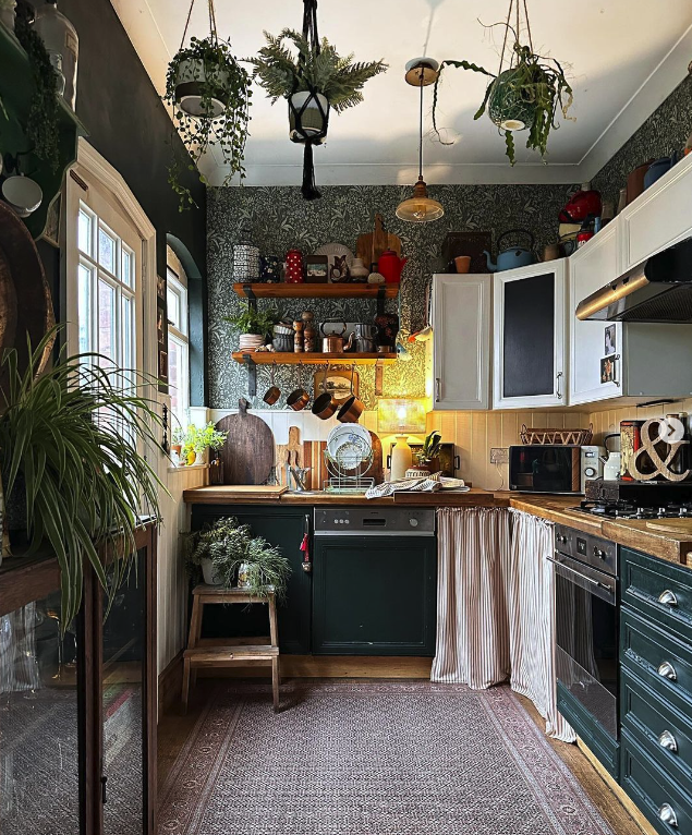 Kitchen with chandelier and table