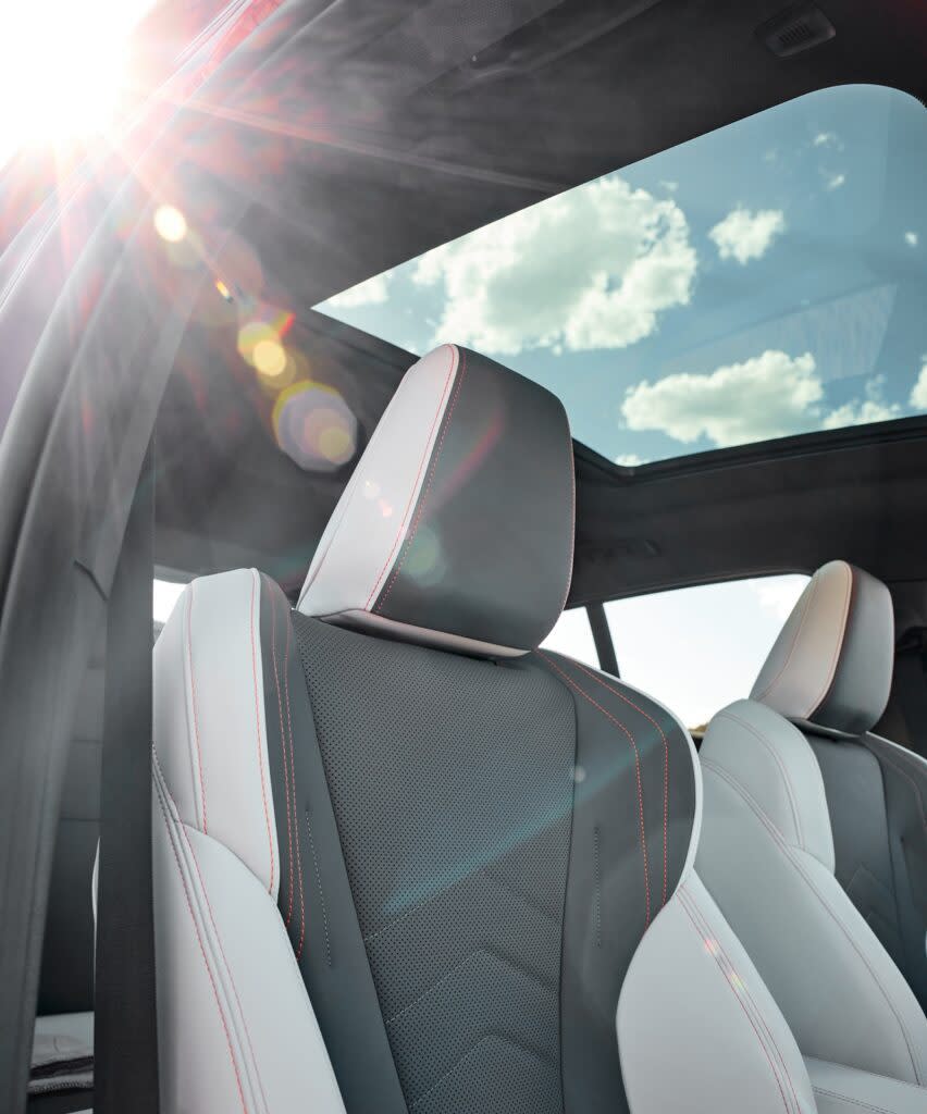 全新世代BMW X2環艙採用大量豪華皮質、搭配複合材質拼接出級距之最的運動跑旅氛圍，而全新專屬雙色 Veganza 透氣皮質內裝以及專屬鋁質織紋飾板也為車室空間堆砌出更具層次的豪華感受，首次提供全景式玻璃車頂，完美延伸座艙空間氛圍。(圖片提供：汎德)