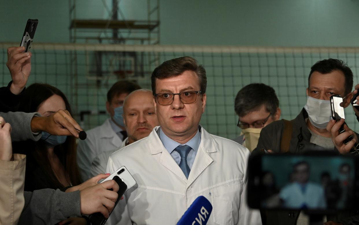 Alexander Murakhovsky, médico jefe de un hospital, donde Alexei recibe tratamiento médico, habla con los medios en Omsk, Rusia, 21 de agosto de 2020 (REUTERS)