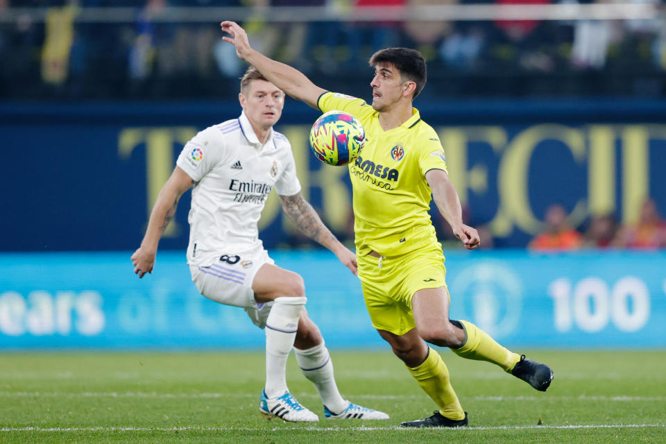 VILLAREAL, SPAIN - JANUARY 7: Gerard Moreno of Villarreal, Toni Kroos of Real Madrid  during the La Liga Santander  match between Villarreal v Real Madrid at the Estadio de la Ceramica on January 7, 2023 in Villareal Spain (Photo by David S. Bustamante/Soccrates/Getty Images)