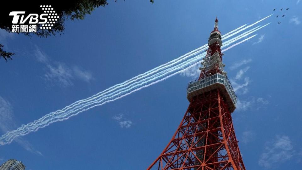 飛機劃過東京塔上空。（圖／達志影像美聯社）