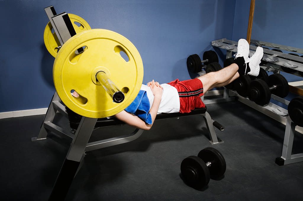 Hombre durmiendo en gym