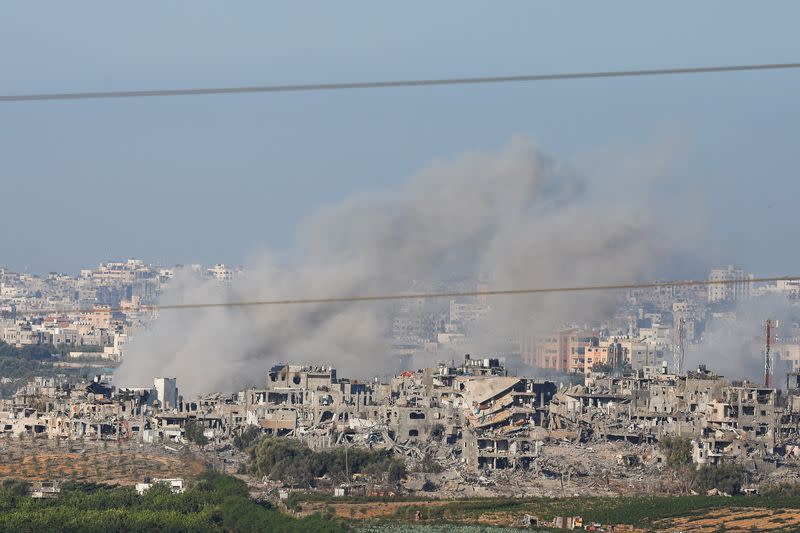 El humo se eleva sobre Gaza, visto desde la frontera de Israel con Gaza