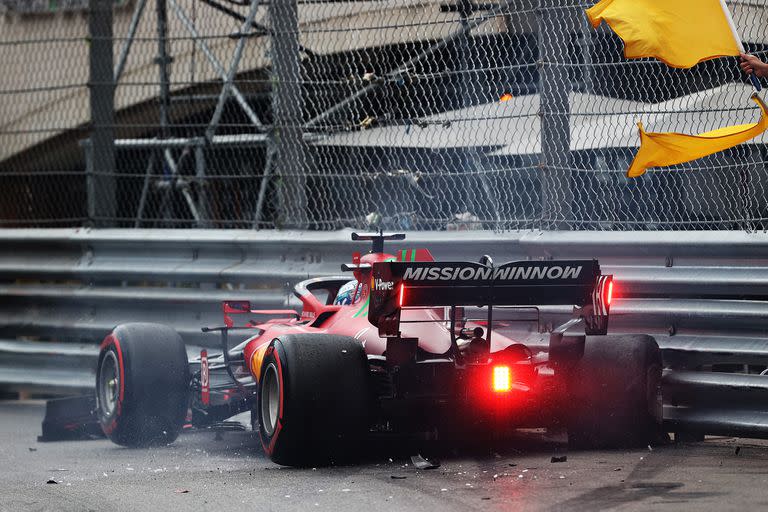 El calificador de la pole position Charles Leclerc de Mónaco y Ferrari se estrella durante la clasificación para el Gran Premio de F1 de Mónaco en el Circuito de Mónaco el 22 de mayo de 2021 en Montecarlo, Mónaco.