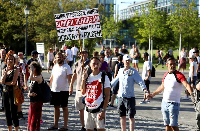 FOTO DE ARCHIVO: Manifestantes protestan contra las restricciones impuestas por el gobierno en Berlín, Alemania, el 1 de agosto de 2020