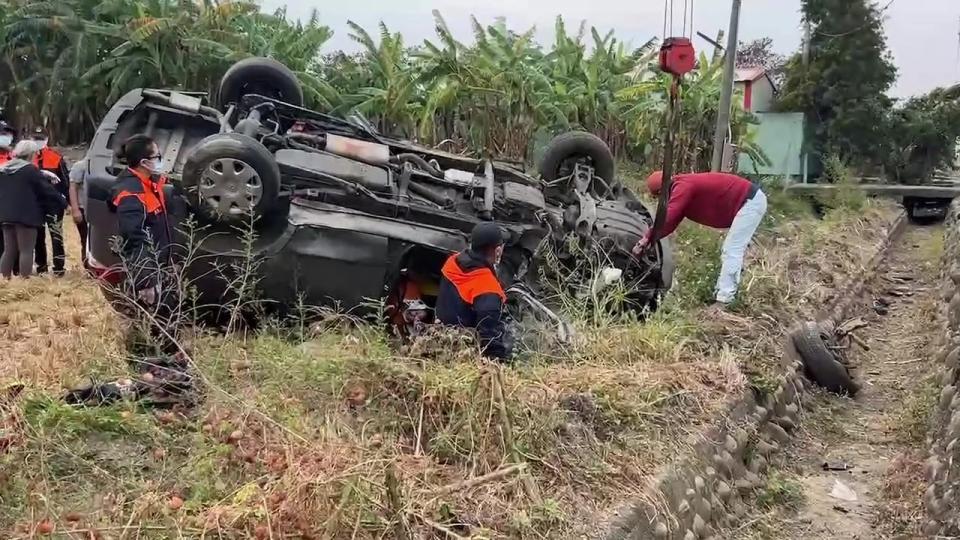 <strong>雲林庇護工場交通車左前輪爆胎噴飛，翻覆田中。（圖／中天新聞）</strong>