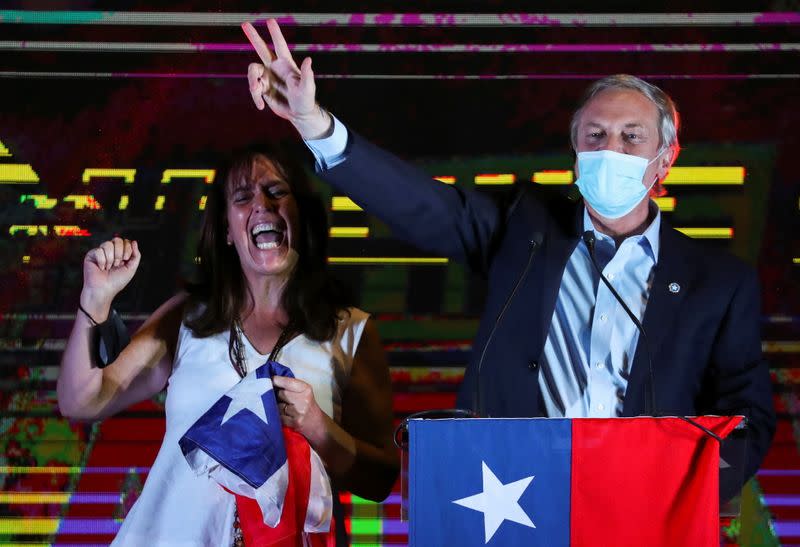 El candidato ultraderechista José Antonio Kast celebra junto a su esposa, María Pía Adriasola, durante su discurso tras ganar la primera vuelta de las elecciones presidenciales en Santiago, Chile.