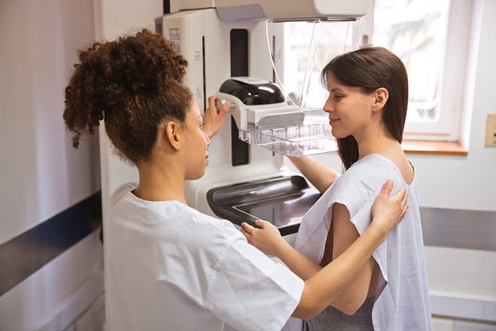 mujer haciéndose una mamografía