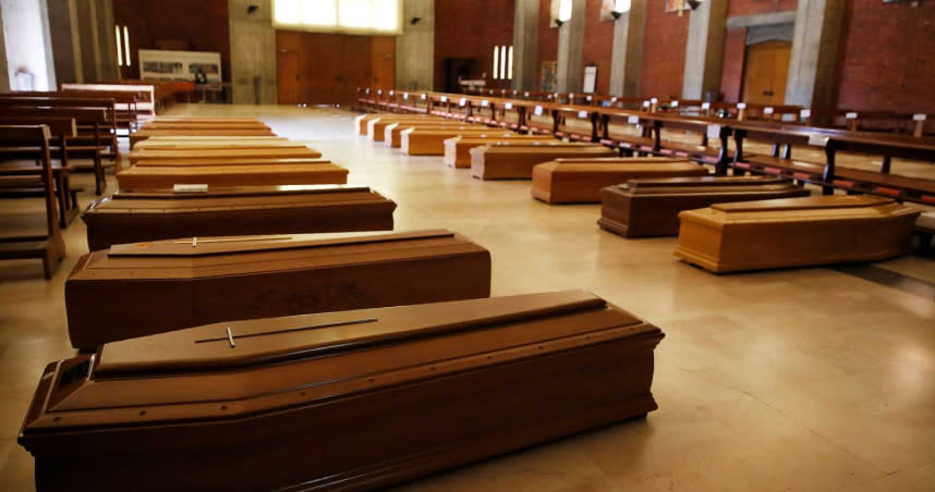 義大利塞里特（Seriate）的聖朱塞佩（San Giuseppe）教堂的地板上擺滿棺材。（圖／達志／美聯社）