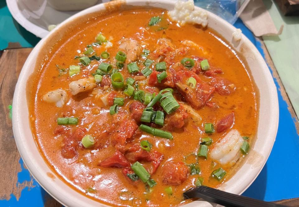 At Island Pig & Fish in Fort Pierce, the Good Ol’ Shrimp & Grits is a ginormous bowl of mouthwatering cheesy grits as the foundation for a generous serving of succulent smoked shrimp, chopped tomatoes, spicy harissa butter and sliced scallions.