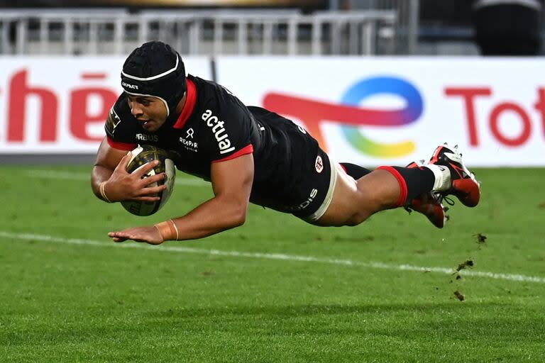 Santiago Chocobares interceptó, corrió, voló y anotó uno de los cinco tries de Toulouse contra La Rochelle en la primera semifinal del francés Top 14; el santafesino está convocado para la ventana de julio de los Pumas.