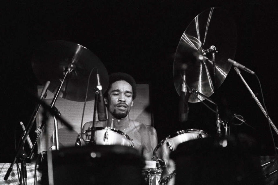 1er janvier - Fred White
Né en 1955, Fred White a été le batteur de Earth, Wind and Fire de 1974 à 1984. Le groupe, créé par Maurice White, son frère aîné, s’est hissé à la tête des charts avec des titres tels que Shining Star, September, Boogie Wonderland ou encore Let’s Groove. En 1979, il a été la première formation afro-américaine à se produire à guichets fermés au prestigieux Madison Square Garden de New York.