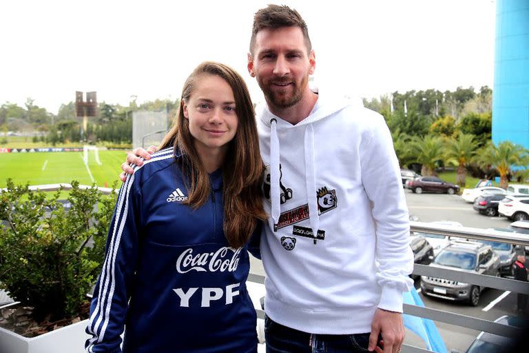 Estefanía Banini, con Lionel Messi