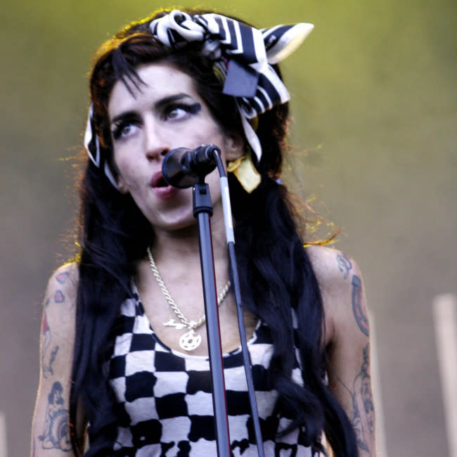 Amy Winehouse comparó la fama con un cáncer terminal credit:Bang Showbiz