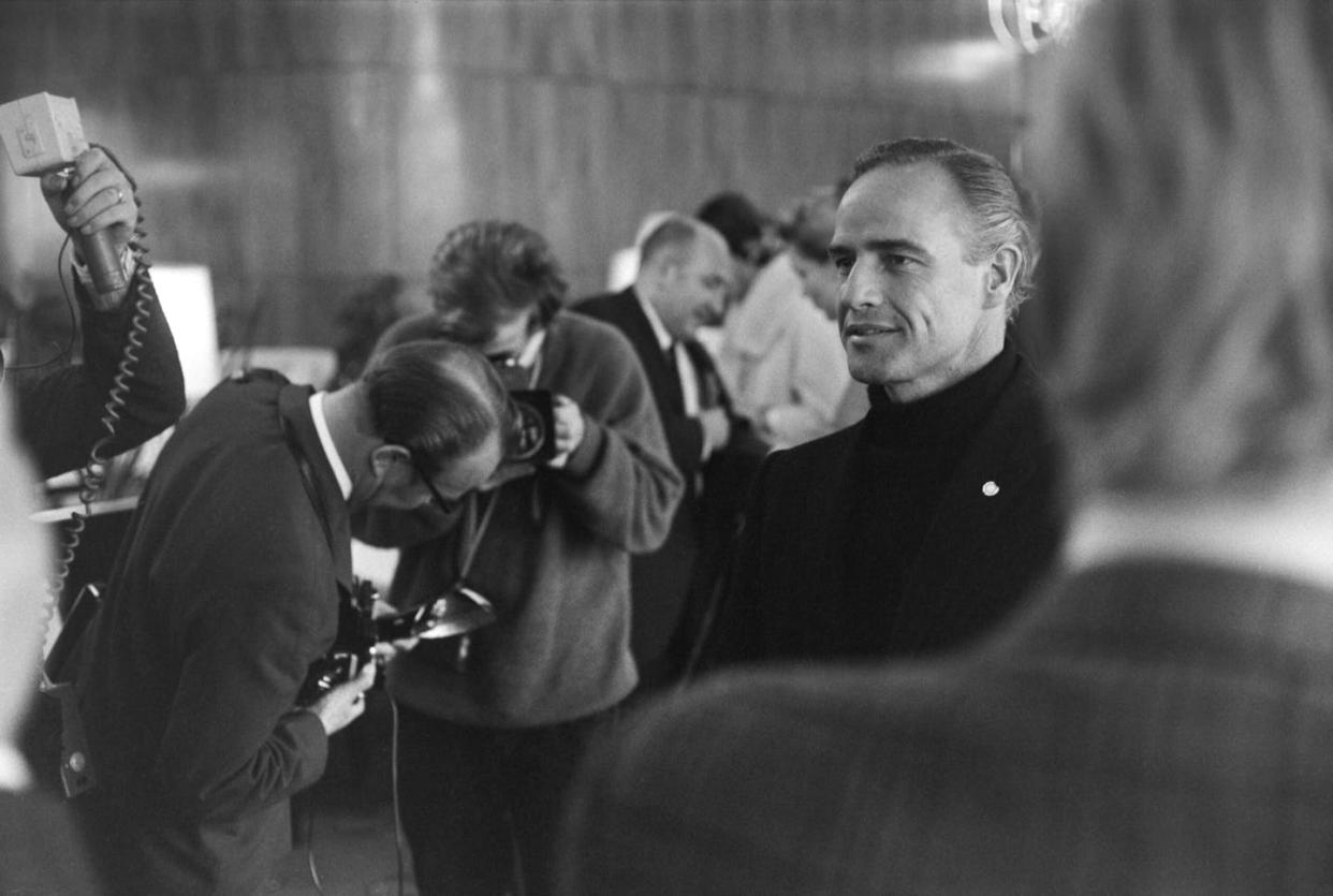 El actor Marlon Brando rodeado de periodistas en el restaurante del hotel Vaakuna de Helsinki, 1967. Brando visitaba Finlandia como embajador de UNICEF y apareció en el programa benéfico de UNICEF televisado desde el Teatro Municipal de Helsinki. <a href="https://commons.wikimedia.org/wiki/File:The_actor_Marlon_Brando_in_Finland_in_1967_(JOKAURR2A_B001-8).tif" rel="nofollow noopener" target="_blank" data-ylk="slk:Finnish Heritage Agency;elm:context_link;itc:0;sec:content-canvas" class="link ">Finnish Heritage Agency</a>, <a href="http://creativecommons.org/licenses/by/4.0/" rel="nofollow noopener" target="_blank" data-ylk="slk:CC BY;elm:context_link;itc:0;sec:content-canvas" class="link ">CC BY</a>