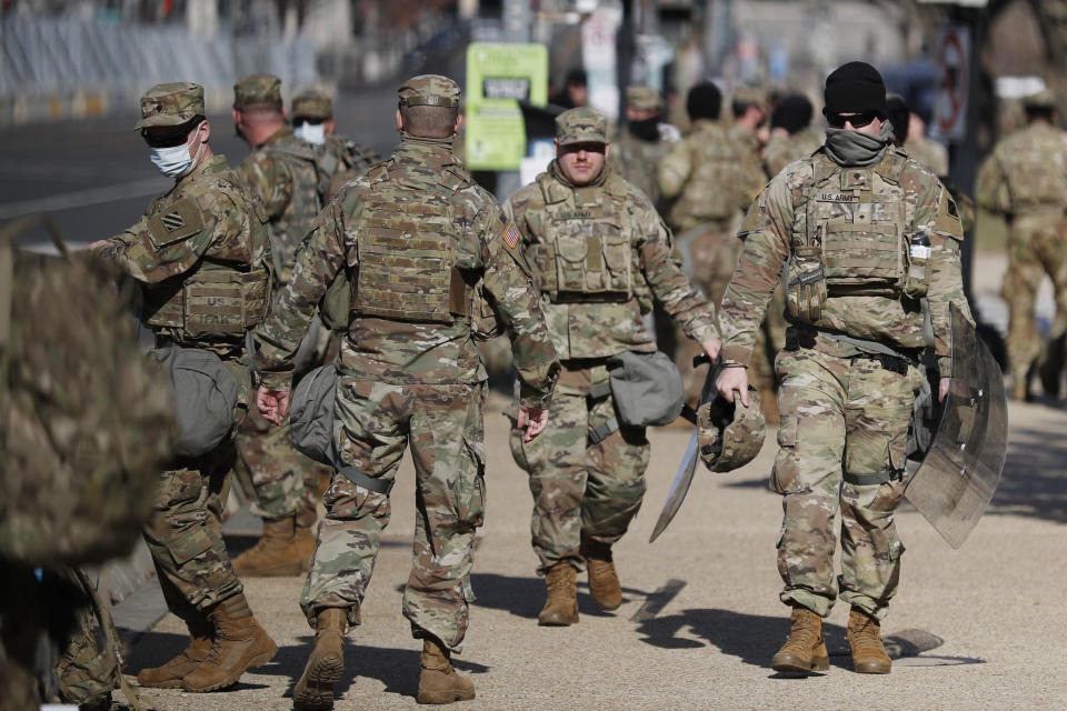 Guardias Nacionales patrullan los alrededores del Capitolio en Washington DC. (AP Photo/Rebecca Blackwell)