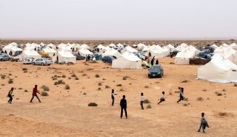 Desplazados de la ciudad libia de Tawergha en el desierto después de que se les impidiera entrar a sus tierras el 8 de febrero de 2018