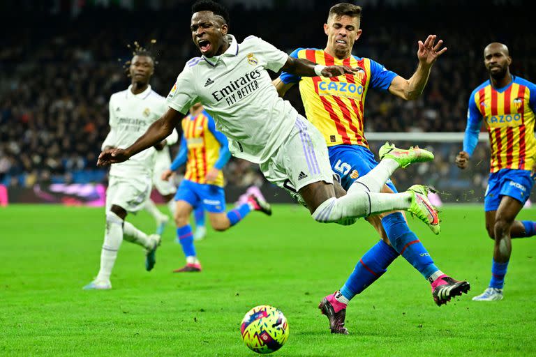 Vinicius Junior recibió una tremenda patada en la victoria del Real Madrid ante Valencia