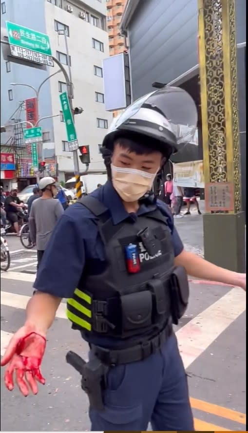 一名員警在制止廟會衝突過程中，不慎傷及手部流血。（記者葉進耀翻攝）