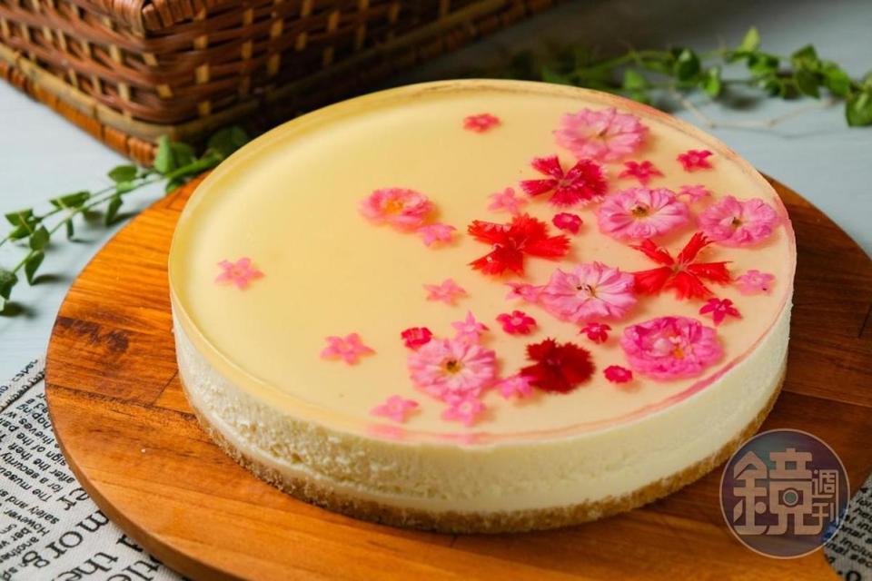 用石竹、天使薔薇、繁星花妝點成的「花晶凍慕絲蛋糕」宛如一幅押花作品。