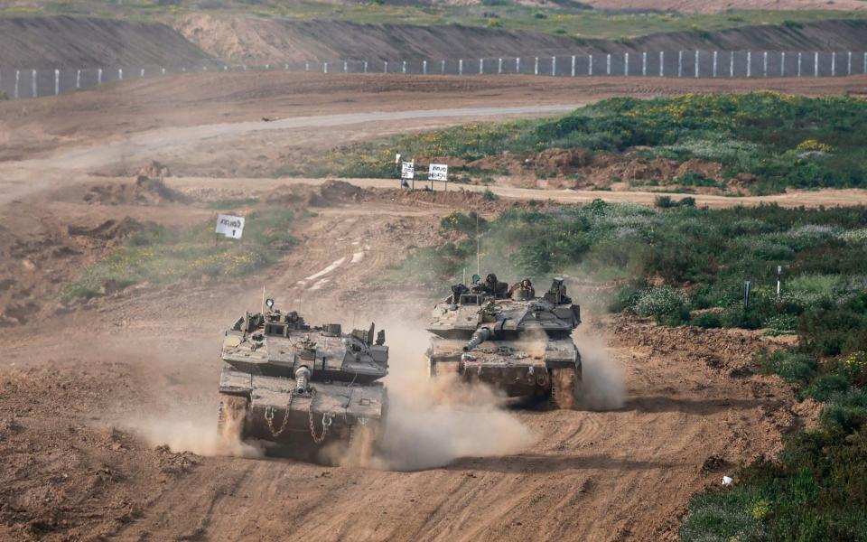 Israeli army tanks moving out of Gaza