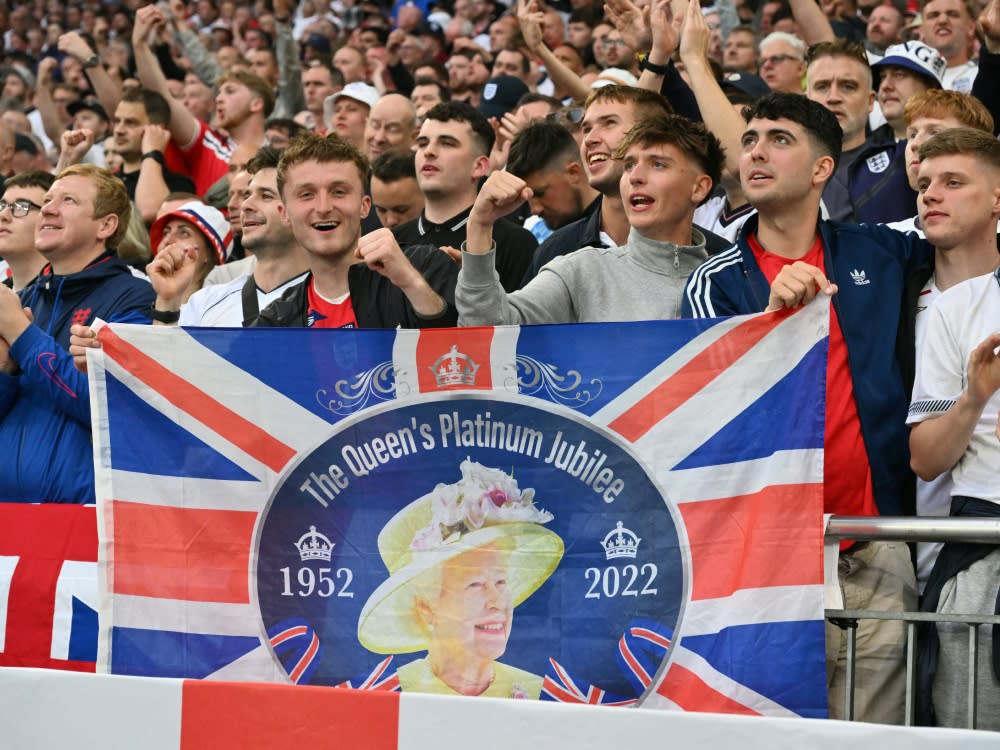 Englische Fans in der Schalker Arena (ALBERTO PIZZOLI)